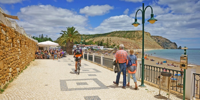Strandpromenaden i byen Praia da Luz på Algarvekysten, Portugal