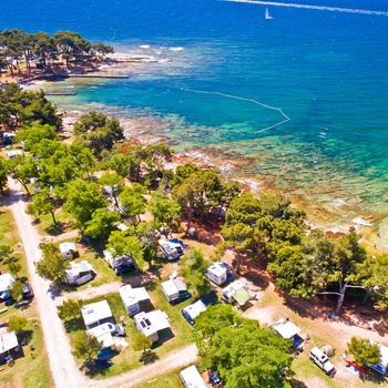 Campingområde med autocampere ved kysten i Istrien - Kroatien