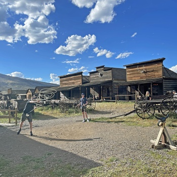 Rejsespecialisterne Søren og Martin øver lasse-skills i Old Trail Town, Wyoming