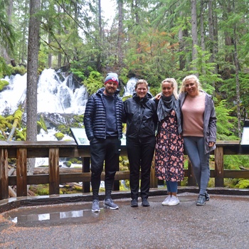 Vores rejsespecialister ved Clearwater Falls i Umpqua National Forest, Oregon i USA